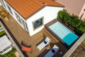 una vista aérea de una casa con piscina en Luxury Apartment with Penthouse and Pool, en Sant'Agnello