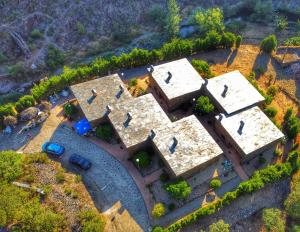 uma vista aérea de uma grande casa com telhados em La Cabachuela em Casares de las Hurdes