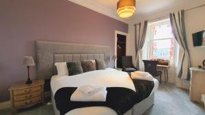 Postel nebo postele na pokoji v ubytování Bayswell Park Hotel