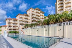 Swimming pool sa o malapit sa Princess Heights Luxury Condo Hotel