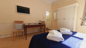 Postel nebo postele na pokoji v ubytování Bayswell Park Hotel