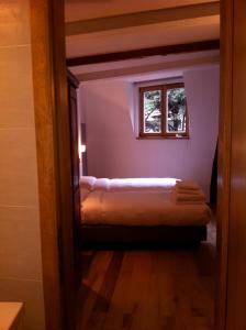 een kleine kamer met 2 bedden en een raam bij L'Auberge de l'éclipse in Brussel