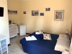 een woonkamer met een blauwe bank en een dressoir bij b&b Casa di Antonio_Etna Vacanze in Trecastagni