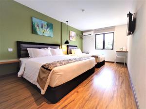 Postel nebo postele na pokoji v ubytování Apple Suites Hotel
