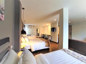 Un pat sau paturi într-o cameră la Apple Suites Hotel