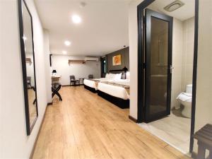 Postel nebo postele na pokoji v ubytování Apple Suites Hotel