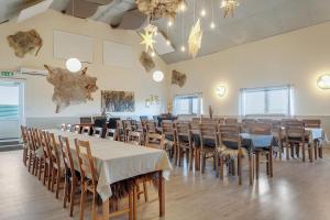 A restaurant or other place to eat at Guesthouse Vatnsholt
