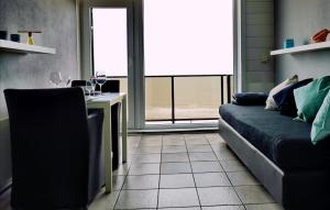 ein Wohnzimmer mit einem Sofa und einem Tisch in der Unterkunft Renovated studio direct Seaview in Ostende