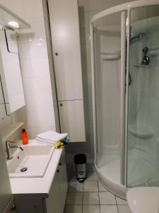 Een badkamer bij Renovated studio direct Seaview
