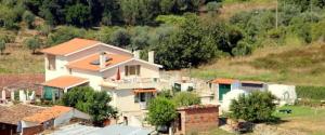 a group of houses sitting on top of a hill at Casa Nobre SERRA DA ESTRELA in Digueifel