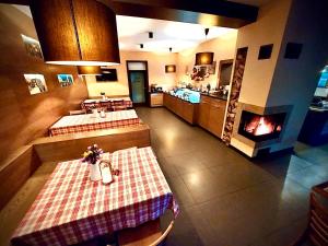 Kuchnia lub aneks kuchenny w obiekcie Hotel & Restaurant Pod Kaštany