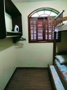 Habitación con 2 literas y ventana en Aconchego de Regina en Tiradentes