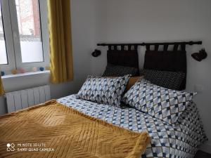 Llit o llits en una habitació de L' ALBATROS vue sur le port