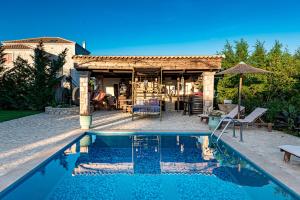 uma casa com uma piscina e um pátio em Agro Art Boutique & Luxury Villa em Vanáton
