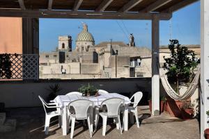 una mesa y sillas en un patio con vistas a un edificio en fior di loto, en Lecce