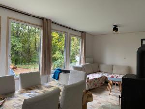 een woonkamer met een bank, een tafel en een raam bij Ferienanlage Geisingblick in Geising
