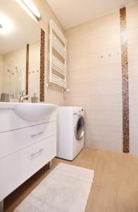bagno con lavatrice e lavandino di Apartament Solna C506 a Kołobrzeg