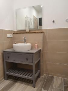 a bathroom with a sink and a mirror at Ferienwohnungen Unter den Eichen in Stade