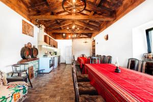Cherni Vrŭkh的住宿－Guest House Hristova Kashta - Христова Къща，一间用餐室,配有红色的桌子和椅子