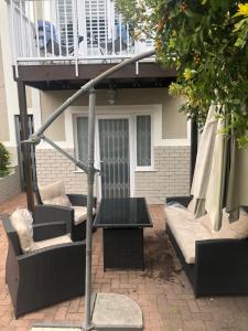 Rõdu või terrass majutusasutuses The Orchards Residence +4 fotot