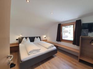 a bedroom with a bed and a window at Haus Herta B&B in Nova Levante