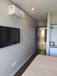 um quarto com uma cama e uma televisão de ecrã plano em Pousada Vila Dos Mares em Morro de São Paulo mais 37 fotografias