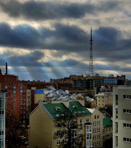 uma vista de uma cidade sob um céu nublado em ApartHotel Na Tverskoy em Níjni Novgorod