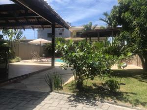 una casa con un patio con piscina en Casa do Saí, en Guaratuba