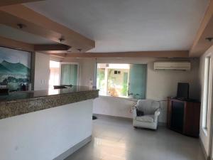 ein Wohnzimmer mit einer Theke und einem Stuhl in der Unterkunft HOTEL NUEVO SANTANDER in Ciudad Victoria