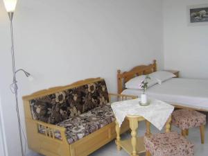Een bed of bedden in een kamer bij Guest house Horizont