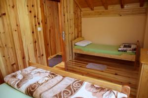 Двухъярусная кровать или двухъярусные кровати в номере Adamov Konak Apartmani