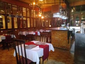 um restaurante com mesas e cadeiras e um bar em hotel le Massilia em Belém