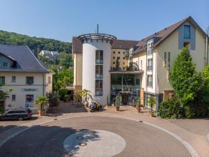 ein Gebäude mit einem Kreisverkehr in der Mitte einer Straße in der Unterkunft Hotel-Restaurant Haus Nicklass in Ingelfingen