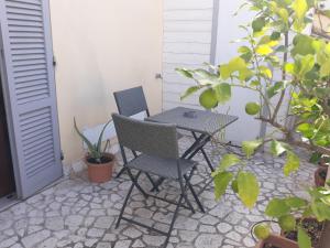 2 sedie e un tavolo su un patio di Via Roma a Terni