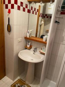 a bathroom with a sink and a mirror at Appartamento a Gallio con vista sul Sacello in Gallio