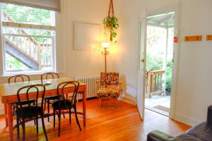 comedor con mesa y sillas en Dancing Bear Inn Hostel en Nelson