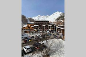 een stad met een met sneeuw bedekte berg op de achtergrond bij Centre station Foux allos plein sud in La Foux