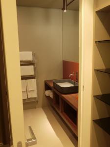 y baño con lavabo y espejo. en RB del Teatro&Apartaments en Imola