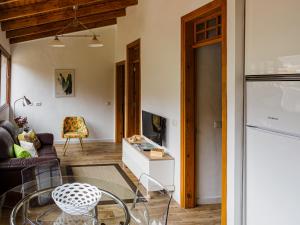 ein Wohnzimmer mit einem Sofa und einem Tisch in der Unterkunft Apartamento Casa Bibiana 1 in Hermigua