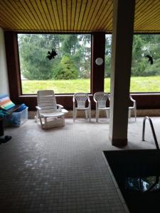 un porche cubierto con sillas y mesa en Ferienwohnung Rita, en Freudenstadt