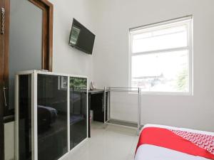 TV a/nebo společenská místnost v ubytování OYO 3838 Tamansari Guest House