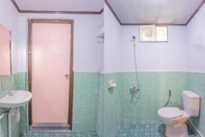 Et badeværelse på OYO 2180 Vina Vira Hotel