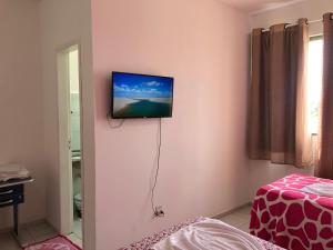 En tv och/eller ett underhållningssystem på Pousada Sol Nascente