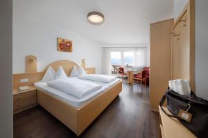 Postel nebo postele na pokoji v ubytování Hotel Garni Herz