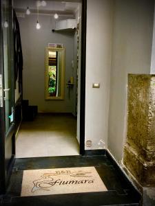 - un couloir avec une porte menant à une chambre dans l'établissement B&B Fiumara, à Naples