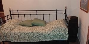 un letto con due cuscini verdi di Villa Diana a Fiumefreddo di Sicilia
