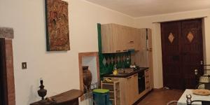 una camera con cucina con lavandino e porta di Villa Diana a Fiumefreddo di Sicilia