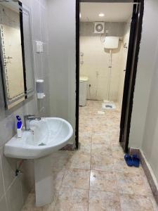 y baño con lavabo y aseo. en Masaken alkenan, en Yanbu