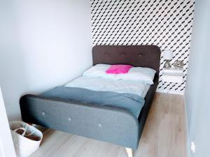 Tempat tidur dalam kamar di SUNRISE 20 apartment z widokiem na morze Gardenia Dziwnów