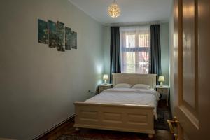 a bedroom with a bed and a window at Rendez-vous Apartment in Sighişoara